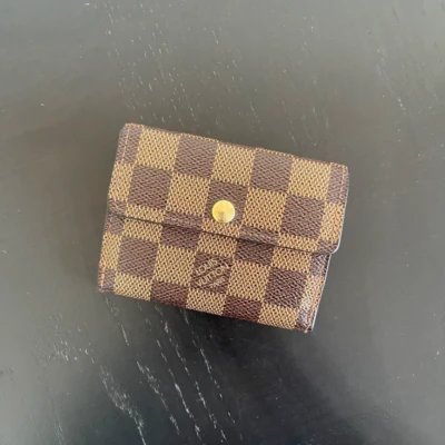 Louis Vuitton petit portefeuille bifold damier ébène LUXE DE SECONDE MAIN AUTHENTIQUE CERTIFICAT D'AUTHENTICITE ENTRUPY. LUXE D'OCCASION PAS CHER. LOUIS VUITTON FULL SET