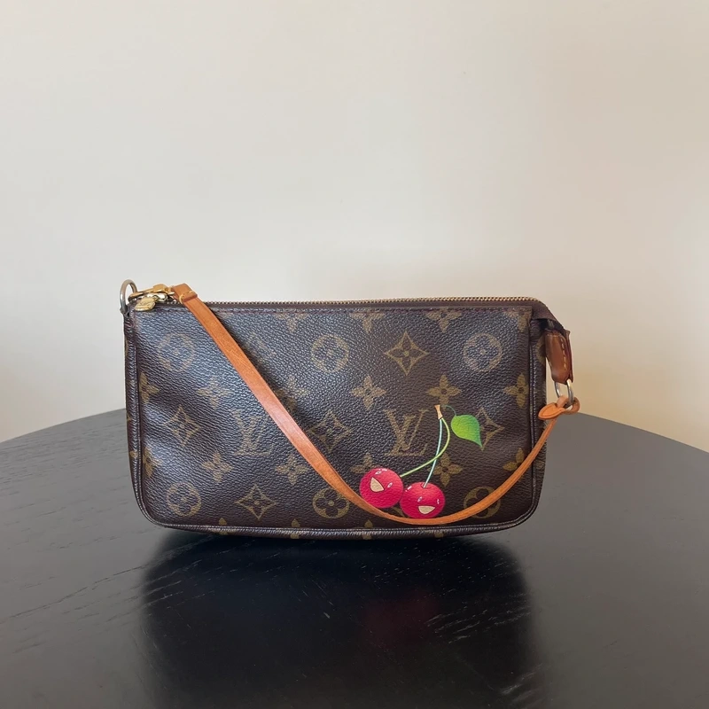 Louis Vuitton pochette accessoires cerise Takashi Murakami LUXE DE SECONDE MAIN AUTHENTIQUE CERTIFICAT D'AUTHENTICITE ENTRUPY. LUXE D'OCCASION PAS CHER.