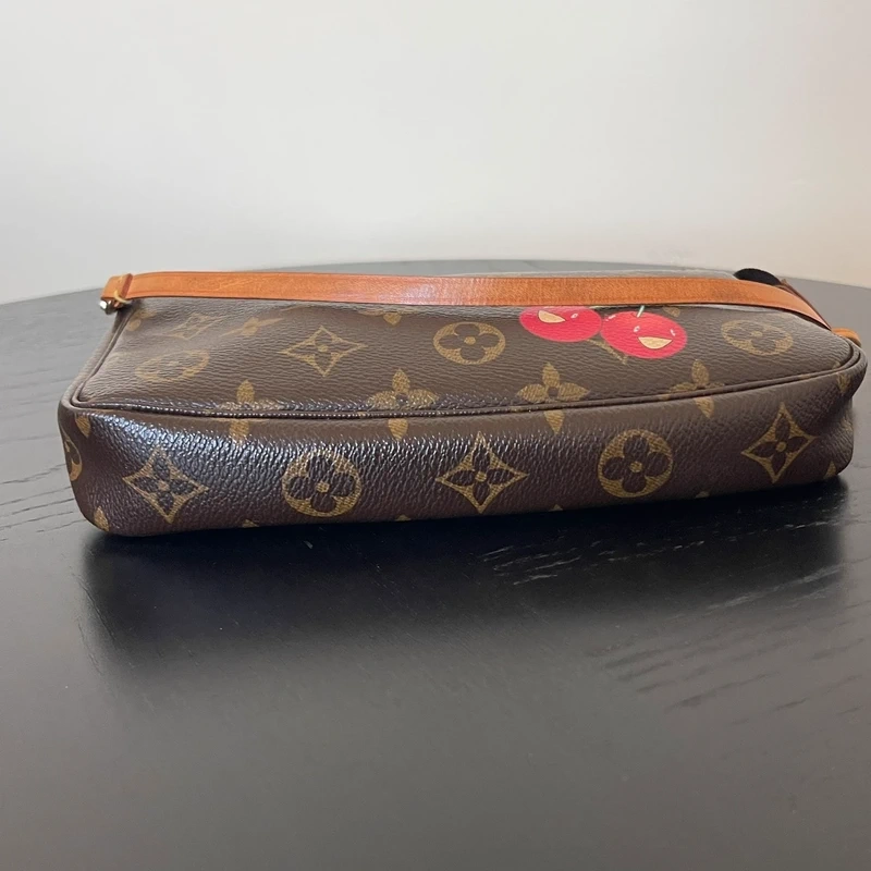 Louis Vuitton pochette accessoires cerise Takashi Murakami LUXE DE SECONDE MAIN AUTHENTIQUE CERTIFICAT D'AUTHENTICITE ENTRUPY. LUXE D'OCCASION PAS CHER.
