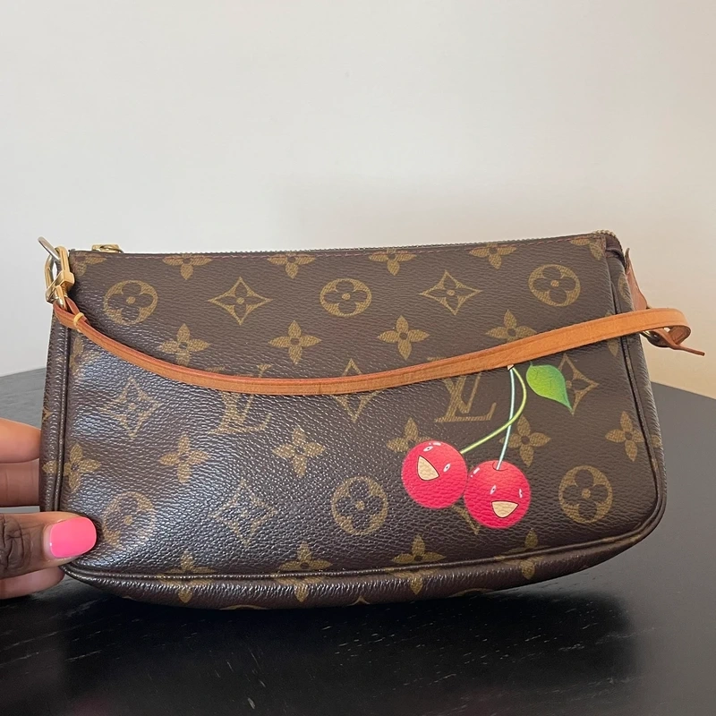 Louis Vuitton pochette accessoires cerise Takashi Murakami LUXE DE SECONDE MAIN AUTHENTIQUE CERTIFICAT D'AUTHENTICITE ENTRUPY. LUXE D'OCCASION PAS CHER.