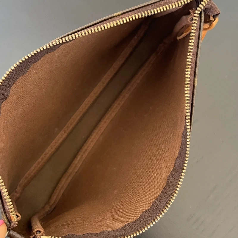 Louis Vuitton pochette accessoires cerise Takashi Murakami LUXE DE SECONDE MAIN AUTHENTIQUE CERTIFICAT D'AUTHENTICITE ENTRUPY. LUXE D'OCCASION PAS CHER.