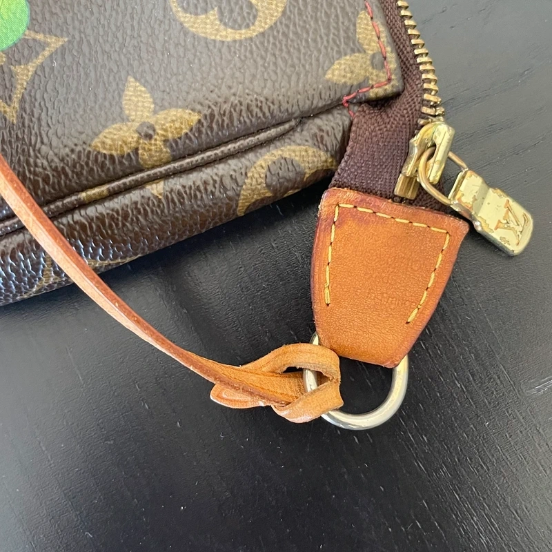 Louis Vuitton pochette accessoires cerise Takashi Murakami LUXE DE SECONDE MAIN AUTHENTIQUE CERTIFICAT D'AUTHENTICITE ENTRUPY. LUXE D'OCCASION PAS CHER.