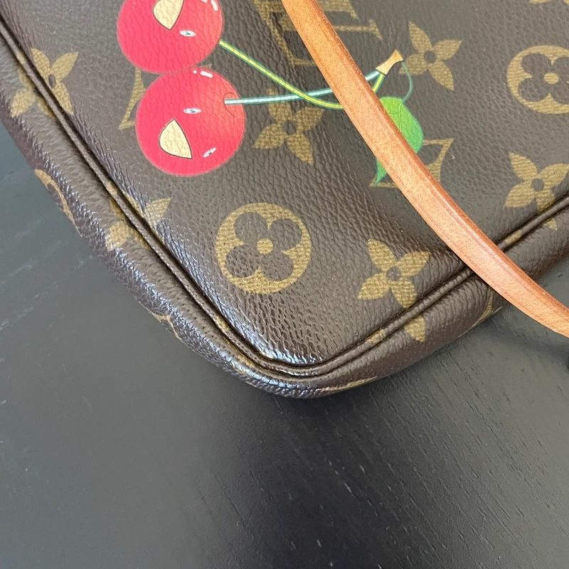 Louis Vuitton pochette accessoires cerise Takashi Murakami LUXE DE SECONDE MAIN AUTHENTIQUE CERTIFICAT D'AUTHENTICITE ENTRUPY. LUXE D'OCCASION PAS CHER.