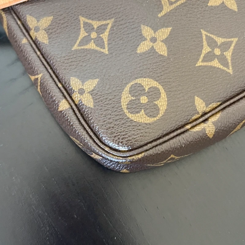 Louis Vuitton pochette accessoires cerise Takashi Murakami LUXE DE SECONDE MAIN AUTHENTIQUE CERTIFICAT D'AUTHENTICITE ENTRUPY. LUXE D'OCCASION PAS CHER.