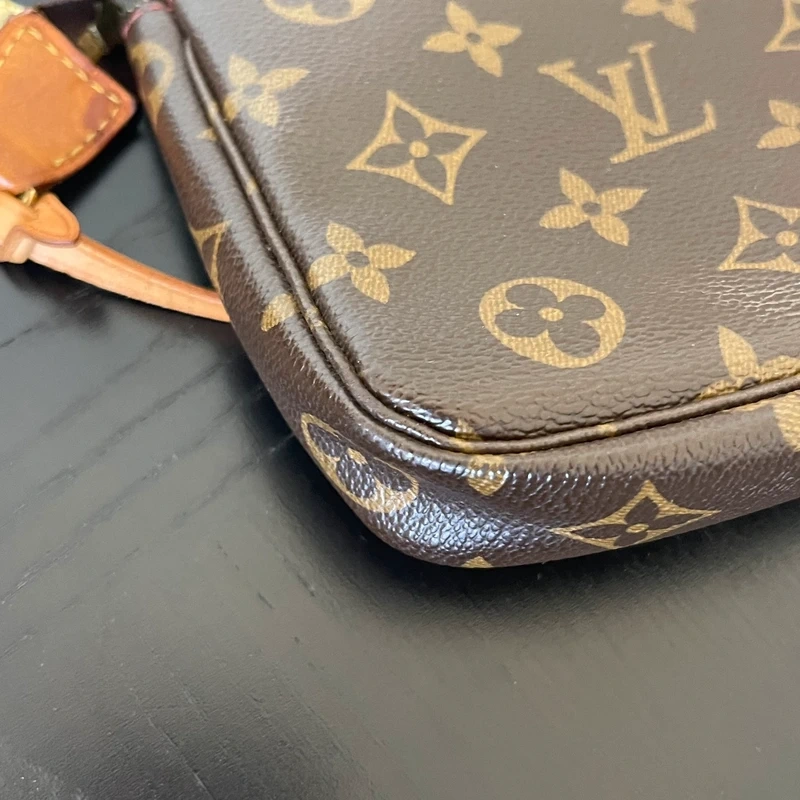 Louis Vuitton pochette accessoires cerise Takashi Murakami LUXE DE SECONDE MAIN AUTHENTIQUE CERTIFICAT D'AUTHENTICITE ENTRUPY. LUXE D'OCCASION PAS CHER.