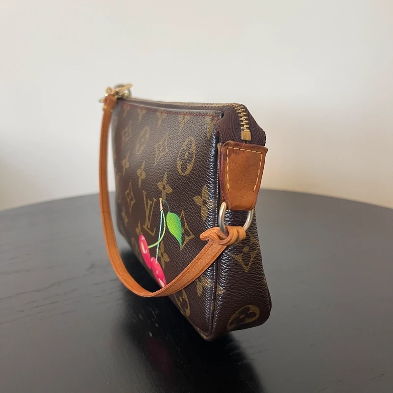 Louis Vuitton pochette accessoires cerise Takashi Murakami LUXE DE SECONDE MAIN AUTHENTIQUE CERTIFICAT D'AUTHENTICITE ENTRUPY. LUXE D'OCCASION PAS CHER.