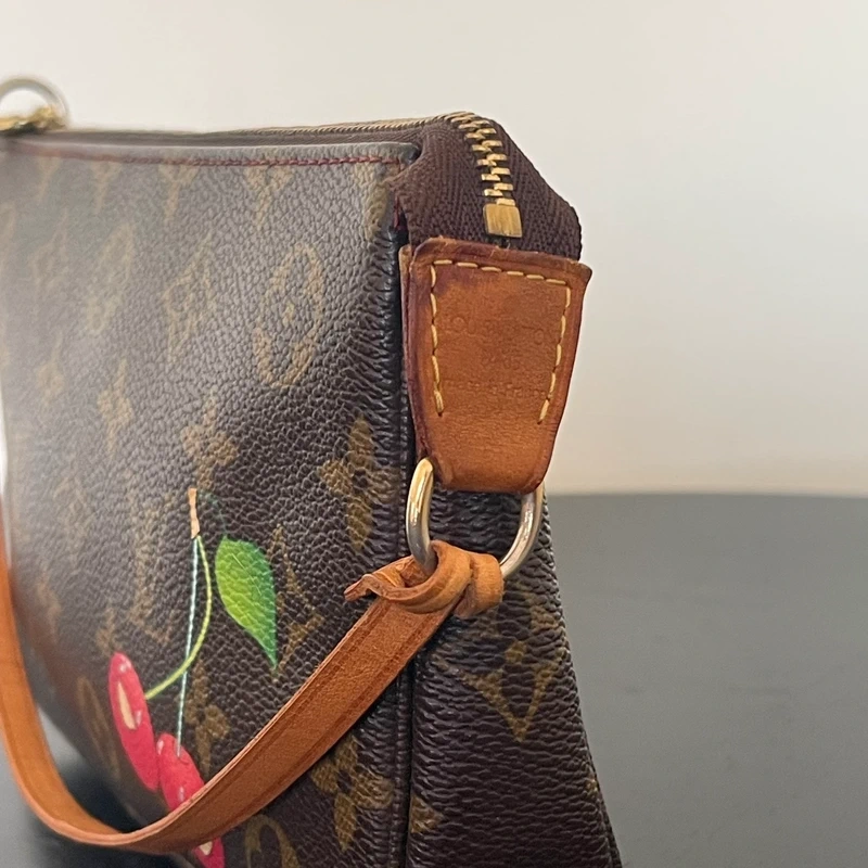 Louis Vuitton pochette accessoires cerise Takashi Murakami LUXE DE SECONDE MAIN AUTHENTIQUE CERTIFICAT D'AUTHENTICITE ENTRUPY. LUXE D'OCCASION PAS CHER.