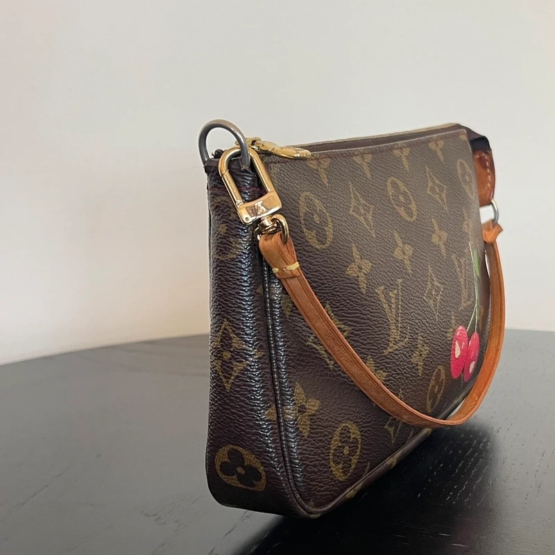 Louis Vuitton pochette accessoires cerise Takashi Murakami LUXE DE SECONDE MAIN AUTHENTIQUE CERTIFICAT D'AUTHENTICITE ENTRUPY. LUXE D'OCCASION PAS CHER.