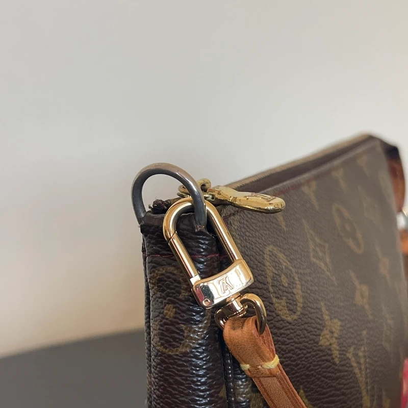 Louis Vuitton pochette accessoires cerise Takashi Murakami LUXE DE SECONDE MAIN AUTHENTIQUE CERTIFICAT D'AUTHENTICITE ENTRUPY. LUXE D'OCCASION PAS CHER.