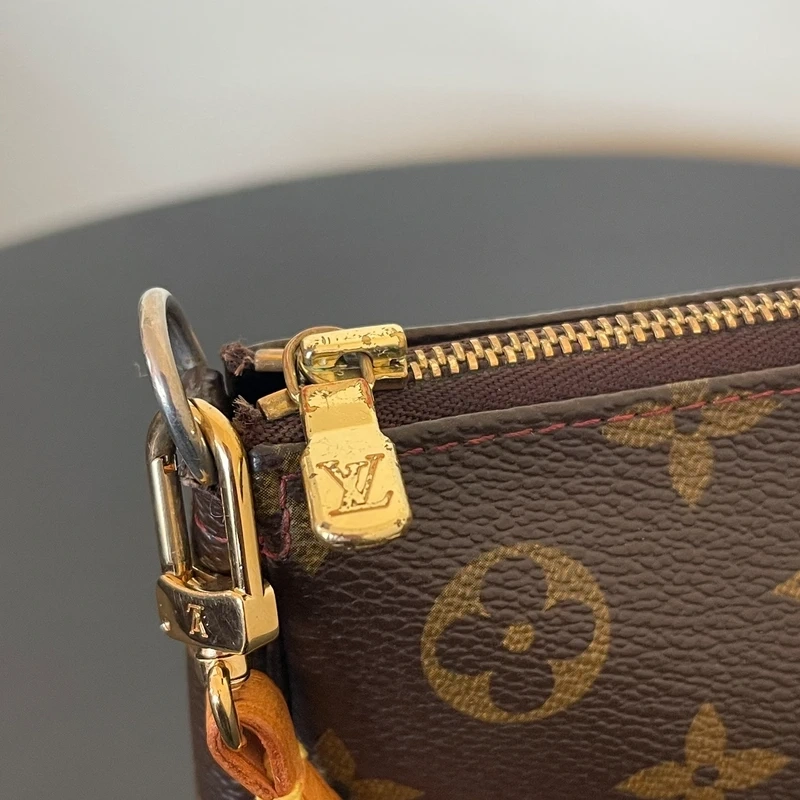 Louis Vuitton pochette accessoires cerise Takashi Murakami LUXE DE SECONDE MAIN AUTHENTIQUE CERTIFICAT D'AUTHENTICITE ENTRUPY. LUXE D'OCCASION PAS CHER.