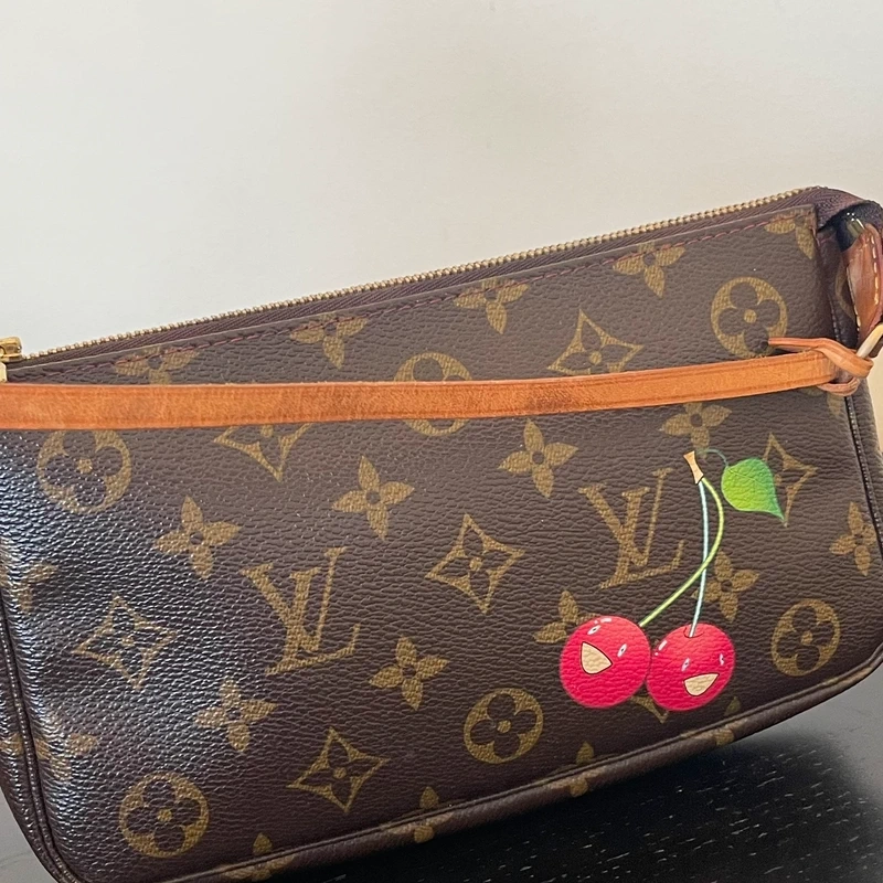 Louis Vuitton pochette accessoires cerise Takashi Murakami LUXE DE SECONDE MAIN AUTHENTIQUE CERTIFICAT D'AUTHENTICITE ENTRUPY. LUXE D'OCCASION PAS CHER.