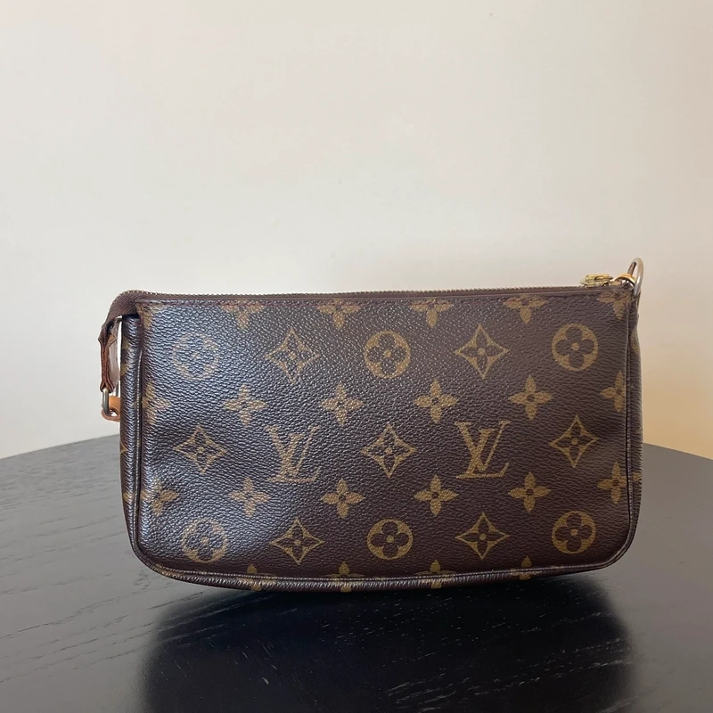 Louis Vuitton pochette accessoires cerise Takashi Murakami LUXE DE SECONDE MAIN AUTHENTIQUE CERTIFICAT D'AUTHENTICITE ENTRUPY. LUXE D'OCCASION PAS CHER.