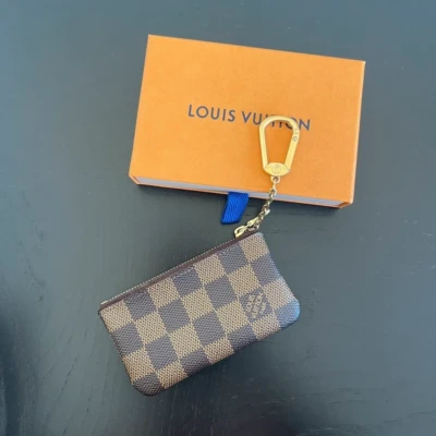 Louis Vuitton pochette-clés damier ébène LUXE DE SECONDE MAIN AUTHENTIQUE CERTIFICAT D'AUTHENTICITE ENTRUPY. SAC DE LUXE D'OCCASION PAS CHER.
