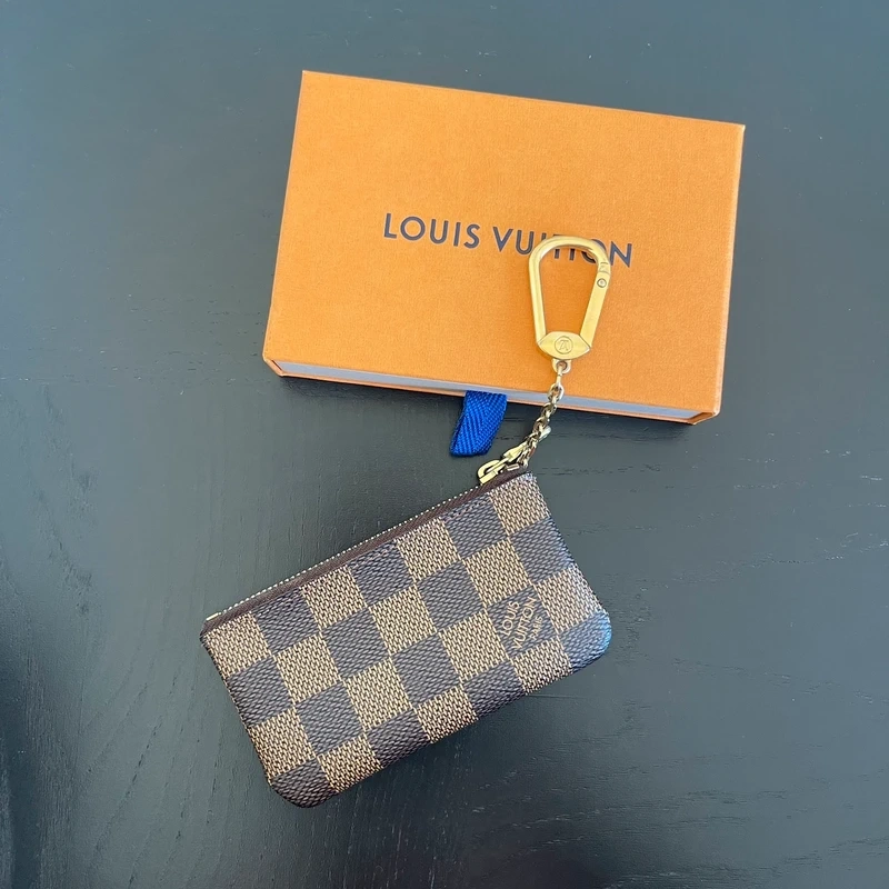Louis Vuitton pochette-clés damier ébène LUXE DE SECONDE MAIN AUTHENTIQUE CERTIFICAT D'AUTHENTICITE ENTRUPY. SAC DE LUXE D'OCCASION PAS CHER.