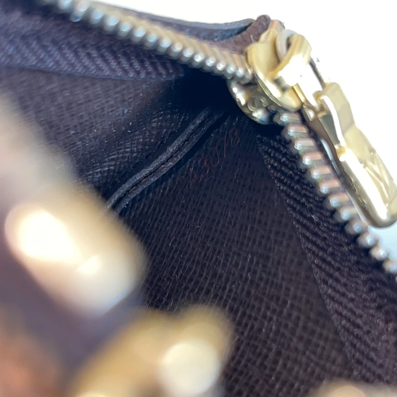 Louis Vuitton pochette-clés damier ébène LUXE DE SECONDE MAIN AUTHENTIQUE CERTIFICAT D'AUTHENTICITE ENTRUPY. SAC DE LUXE D'OCCASION PAS CHER.