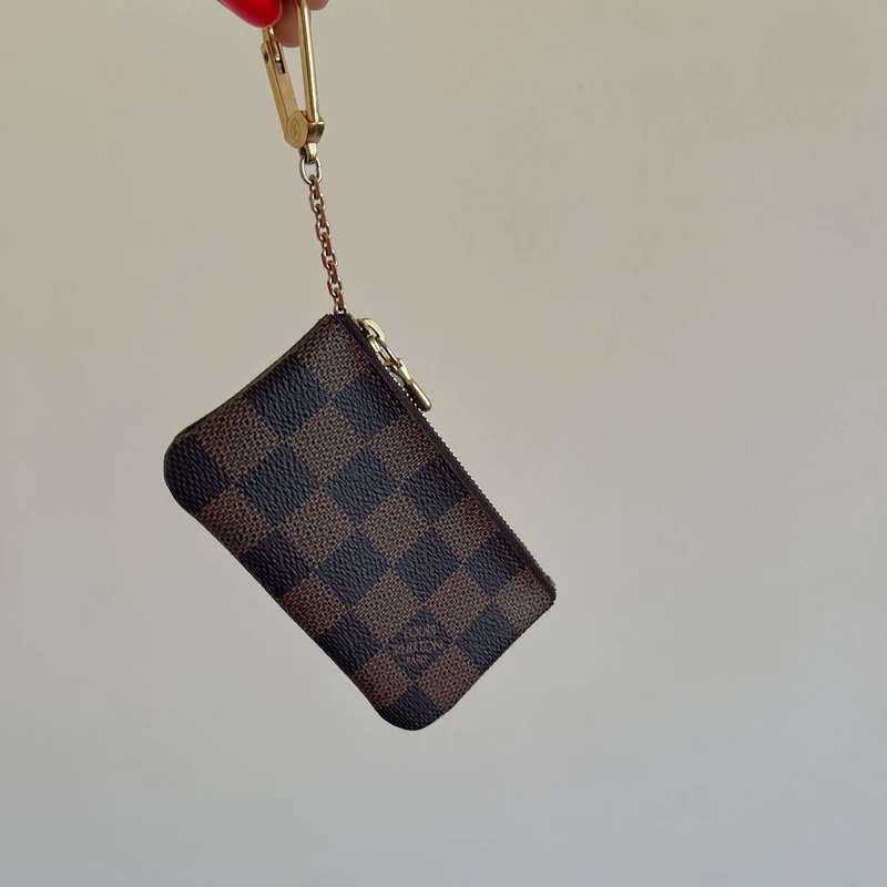 Louis Vuitton pochette-clés damier ébène LUXE DE SECONDE MAIN AUTHENTIQUE CERTIFICAT D'AUTHENTICITE ENTRUPY. SAC DE LUXE D'OCCASION PAS CHER.