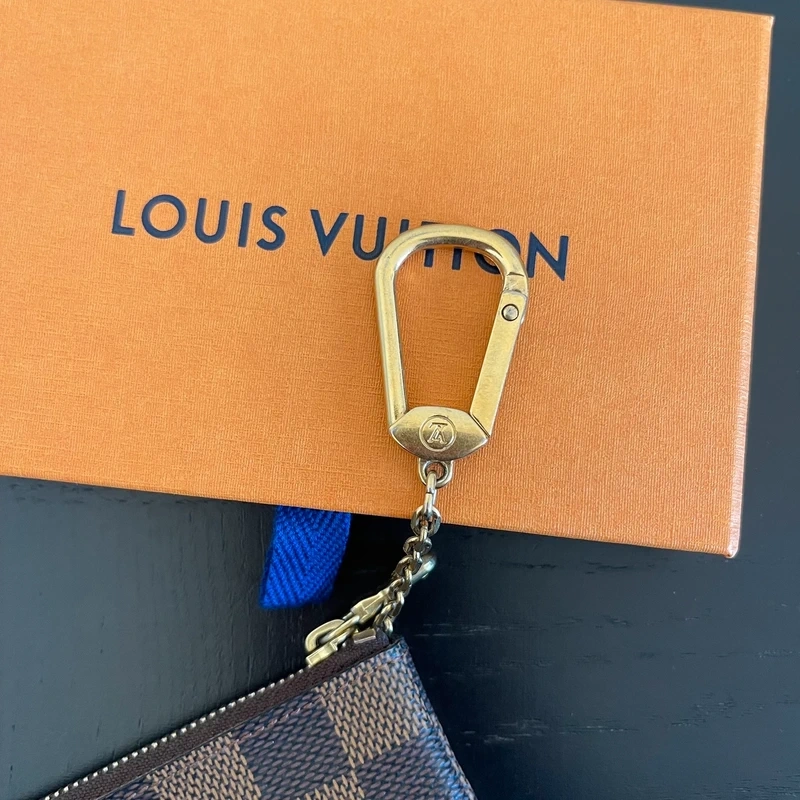 Louis Vuitton pochette-clés damier ébène LUXE DE SECONDE MAIN AUTHENTIQUE CERTIFICAT D'AUTHENTICITE ENTRUPY. SAC DE LUXE D'OCCASION PAS CHER.