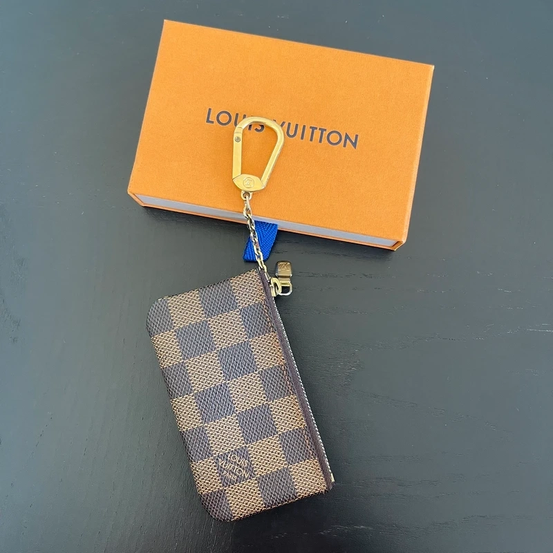 Louis Vuitton pochette-clés damier ébène LUXE DE SECONDE MAIN AUTHENTIQUE CERTIFICAT D'AUTHENTICITE ENTRUPY. SAC DE LUXE D'OCCASION PAS CHER.