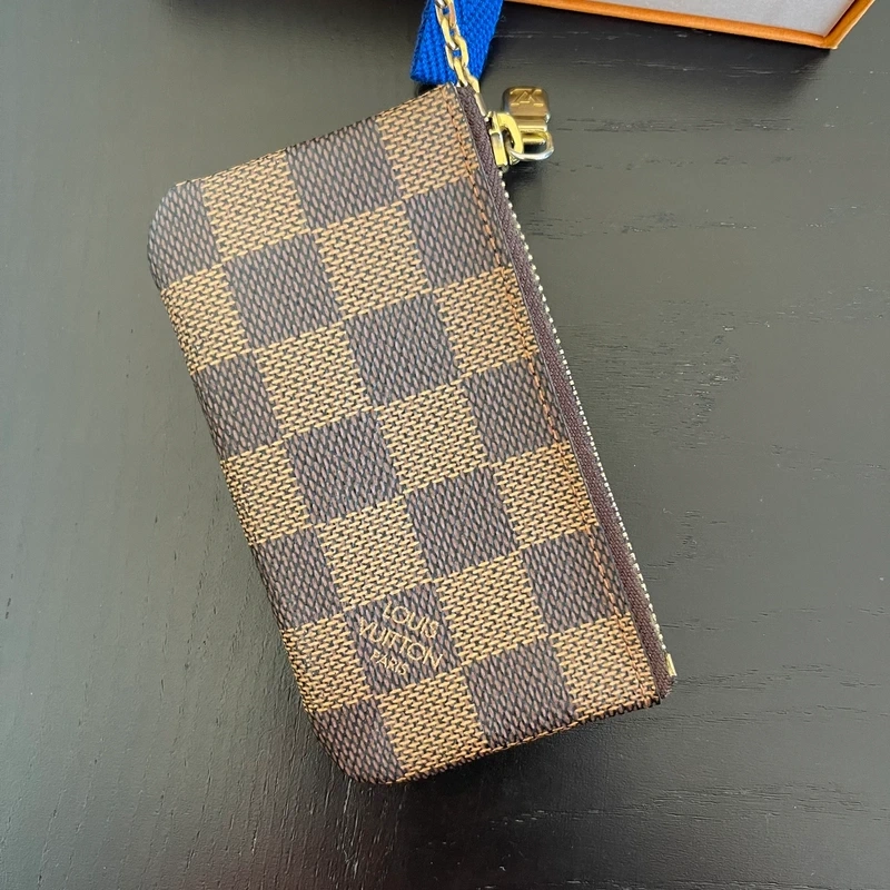 Louis Vuitton pochette-clés damier ébène LUXE DE SECONDE MAIN AUTHENTIQUE CERTIFICAT D'AUTHENTICITE ENTRUPY. SAC DE LUXE D'OCCASION PAS CHER.