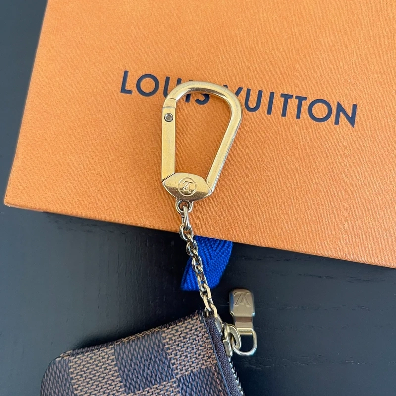 Louis Vuitton pochette-clés damier ébène LUXE DE SECONDE MAIN AUTHENTIQUE CERTIFICAT D'AUTHENTICITE ENTRUPY. SAC DE LUXE D'OCCASION PAS CHER.