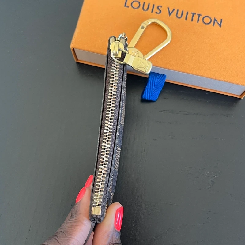 Louis Vuitton pochette-clés damier ébène LUXE DE SECONDE MAIN AUTHENTIQUE CERTIFICAT D'AUTHENTICITE ENTRUPY. SAC DE LUXE D'OCCASION PAS CHER.