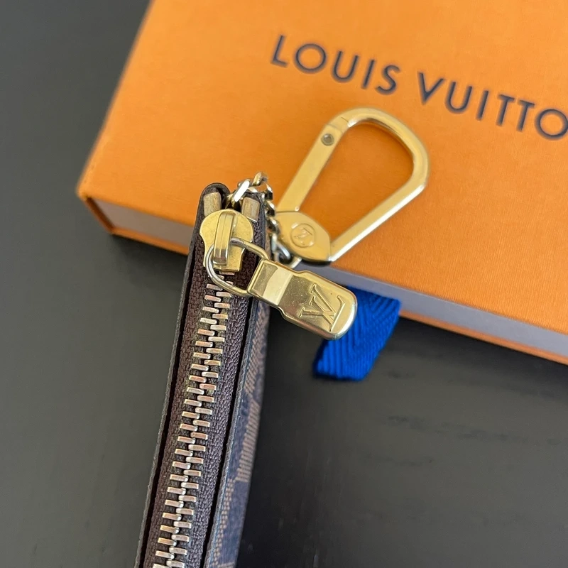 Louis Vuitton pochette-clés damier ébène LUXE DE SECONDE MAIN AUTHENTIQUE CERTIFICAT D'AUTHENTICITE ENTRUPY. SAC DE LUXE D'OCCASION PAS CHER.