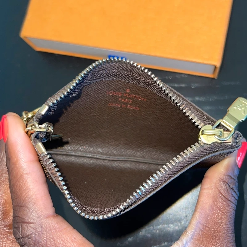 Louis Vuitton pochette-clés damier ébène LUXE DE SECONDE MAIN AUTHENTIQUE CERTIFICAT D'AUTHENTICITE ENTRUPY. SAC DE LUXE D'OCCASION PAS CHER.
