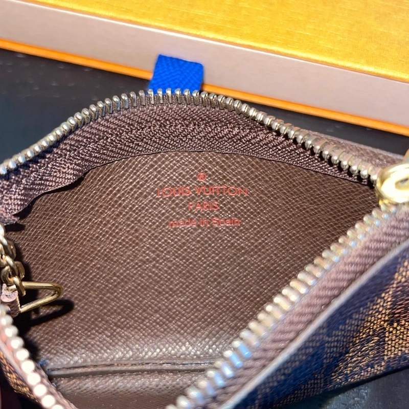 Louis Vuitton pochette-clés damier ébène LUXE DE SECONDE MAIN AUTHENTIQUE CERTIFICAT D'AUTHENTICITE ENTRUPY. SAC DE LUXE D'OCCASION PAS CHER.