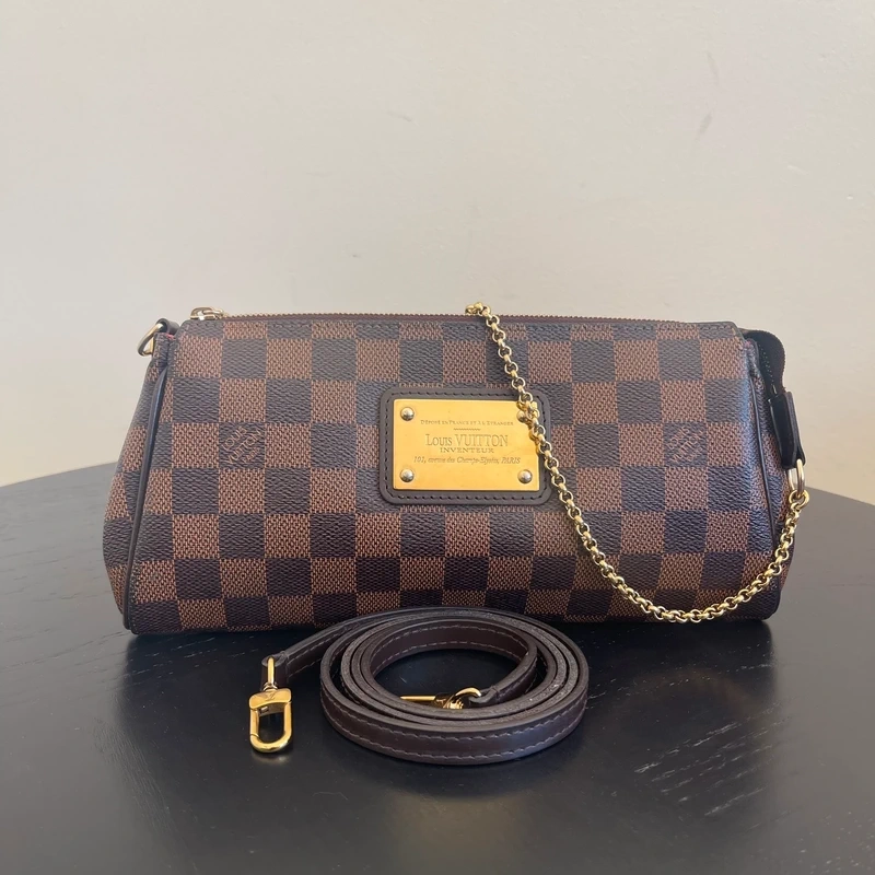 LOUIS VUITTON Pochette Eva Damier Ebène LUXE DE SECONDE MAIN AUTHENTIQUE. SAC D'OCCASION PAS CHER CERTIFICAT D'AUTHENTICITE ENTRUPY. LOUIS VUITTON FULL SET