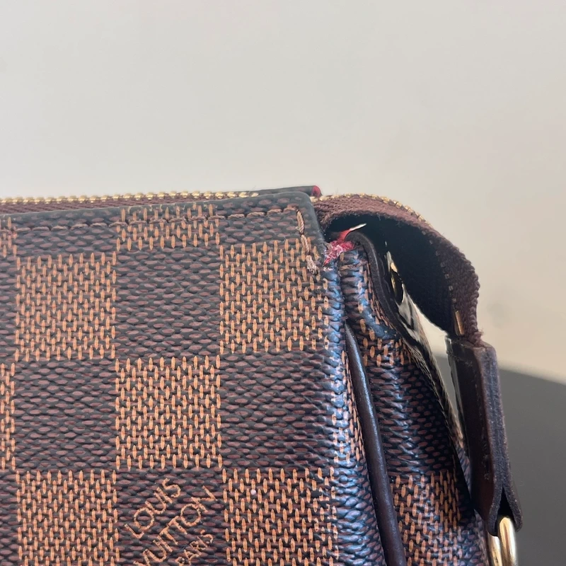 LOUIS VUITTON Pochette Eva Damier Ebène LUXE DE SECONDE MAIN AUTHENTIQUE. SAC D'OCCASION PAS CHER CERTIFICAT D'AUTHENTICITE ENTRUPY. LOUIS VUITTON FULL SET