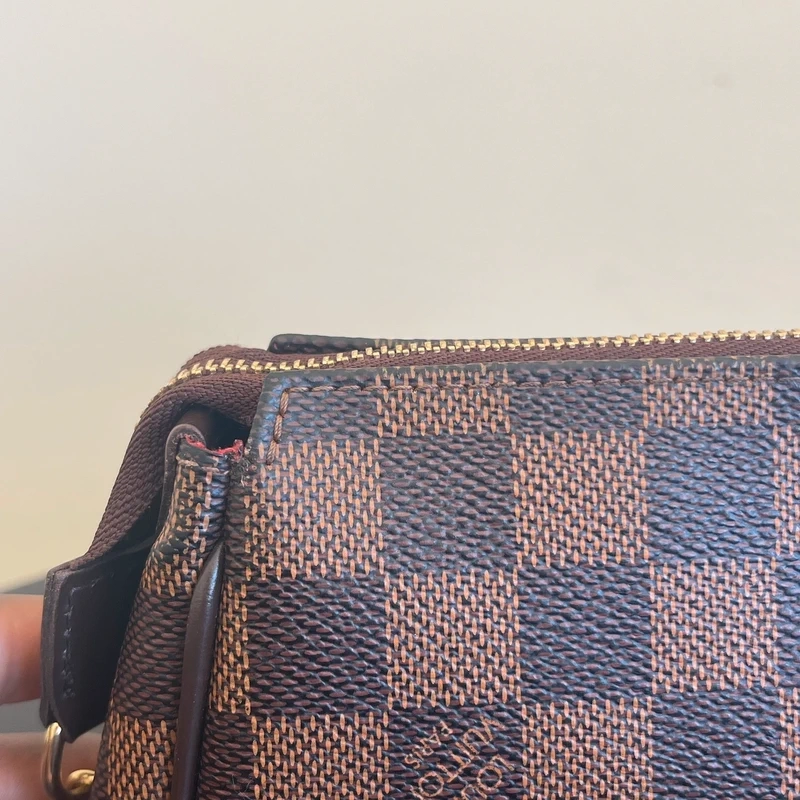 LOUIS VUITTON Pochette Eva Damier Ebène LUXE DE SECONDE MAIN AUTHENTIQUE. SAC D'OCCASION PAS CHER CERTIFICAT D'AUTHENTICITE ENTRUPY. LOUIS VUITTON FULL SET