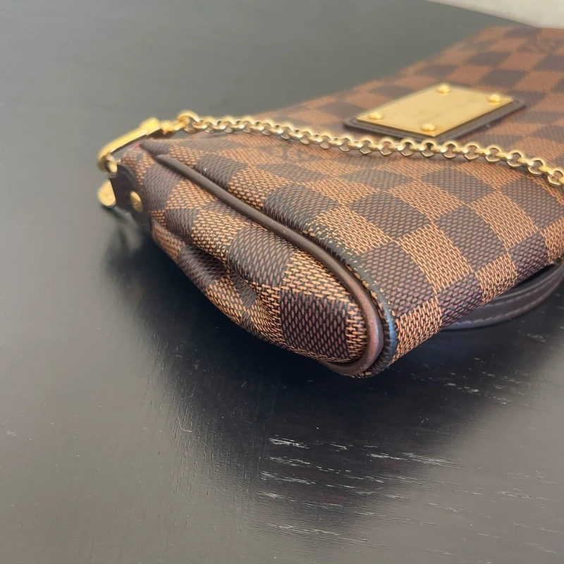 LOUIS VUITTON Pochette Eva Damier Ebène LUXE DE SECONDE MAIN AUTHENTIQUE. SAC D'OCCASION PAS CHER CERTIFICAT D'AUTHENTICITE ENTRUPY. LOUIS VUITTON FULL SET