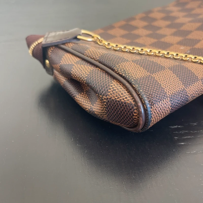 LOUIS VUITTON Pochette Eva Damier Ebène LUXE DE SECONDE MAIN AUTHENTIQUE. SAC D'OCCASION PAS CHER CERTIFICAT D'AUTHENTICITE ENTRUPY. LOUIS VUITTON FULL SET
