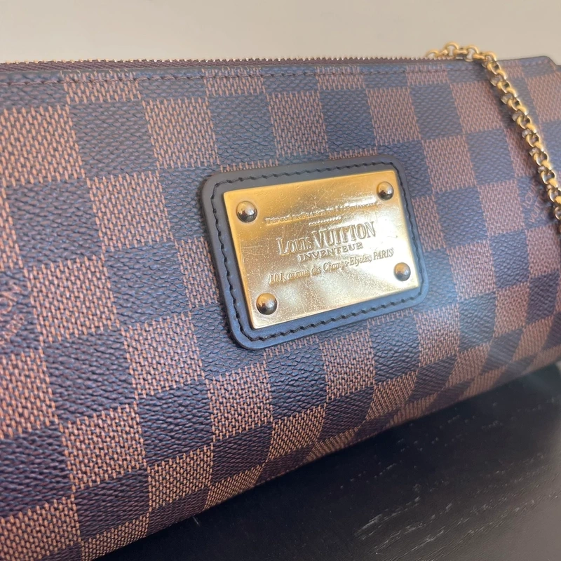 LOUIS VUITTON Pochette Eva Damier Ebène LUXE DE SECONDE MAIN AUTHENTIQUE. SAC D'OCCASION PAS CHER CERTIFICAT D'AUTHENTICITE ENTRUPY. LOUIS VUITTON FULL SET