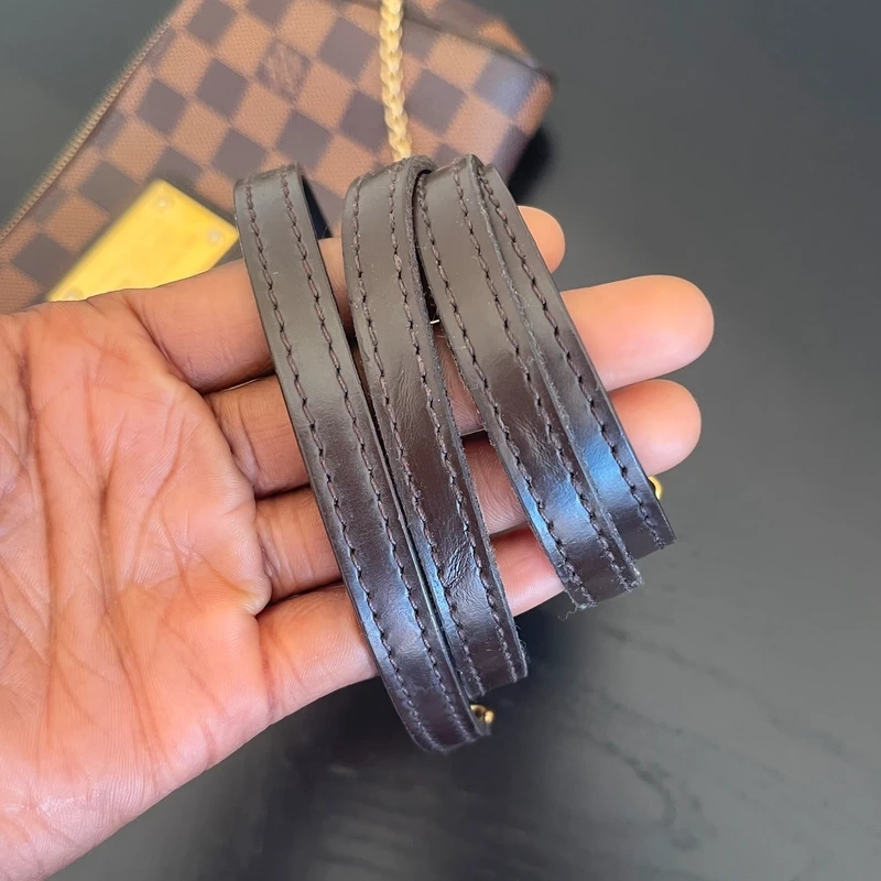 LOUIS VUITTON Pochette Eva Damier Ebène LUXE DE SECONDE MAIN AUTHENTIQUE. SAC D'OCCASION PAS CHER CERTIFICAT D'AUTHENTICITE ENTRUPY. LOUIS VUITTON FULL SET