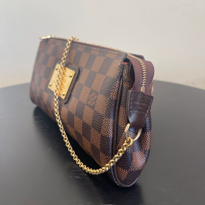 LOUIS VUITTON Pochette Eva Damier Ebène LUXE DE SECONDE MAIN AUTHENTIQUE. SAC D'OCCASION PAS CHER CERTIFICAT D'AUTHENTICITE ENTRUPY. LOUIS VUITTON FULL SET