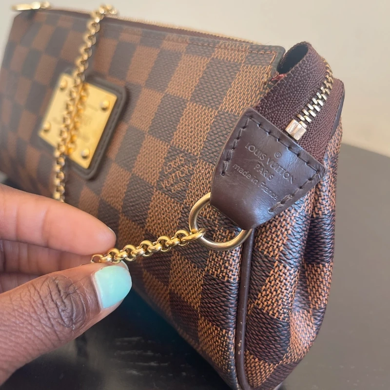 LOUIS VUITTON Pochette Eva Damier Ebène LUXE DE SECONDE MAIN AUTHENTIQUE. SAC D'OCCASION PAS CHER CERTIFICAT D'AUTHENTICITE ENTRUPY. LOUIS VUITTON FULL SET