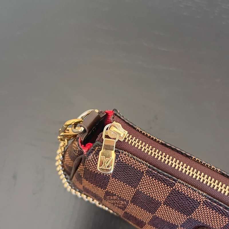 LOUIS VUITTON Pochette Eva Damier Ebène LUXE DE SECONDE MAIN AUTHENTIQUE. SAC D'OCCASION PAS CHER CERTIFICAT D'AUTHENTICITE ENTRUPY. LOUIS VUITTON FULL SET