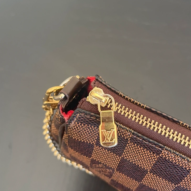 LOUIS VUITTON Pochette Eva Damier Ebène LUXE DE SECONDE MAIN AUTHENTIQUE. SAC D'OCCASION PAS CHER CERTIFICAT D'AUTHENTICITE ENTRUPY. LOUIS VUITTON FULL SET