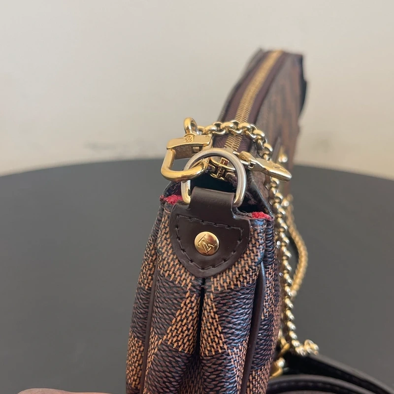 LOUIS VUITTON Pochette Eva Damier Ebène LUXE DE SECONDE MAIN AUTHENTIQUE. SAC D'OCCASION PAS CHER CERTIFICAT D'AUTHENTICITE ENTRUPY. LOUIS VUITTON FULL SET