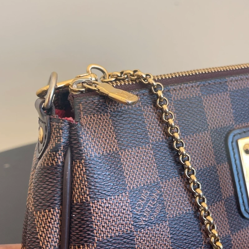 LOUIS VUITTON Pochette Eva Damier Ebène LUXE DE SECONDE MAIN AUTHENTIQUE. SAC D'OCCASION PAS CHER CERTIFICAT D'AUTHENTICITE ENTRUPY. LOUIS VUITTON FULL SET