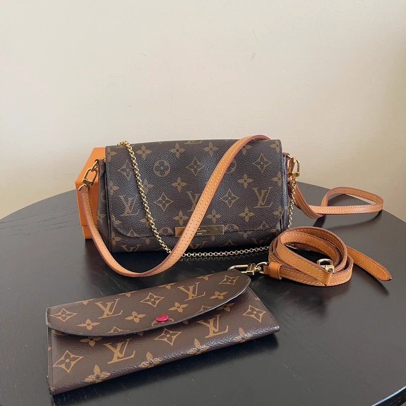 Louis Vuitton pochette Favorite monogram SAC DE LUXE DE SECONDE MAIN AUTHENTIQUE CERTIFICAT D'AUTHENTICITE ENTRUPY. SAC DE LUXE D'OCCASION PAS CHER. LOUIS VUITTON FULL SET