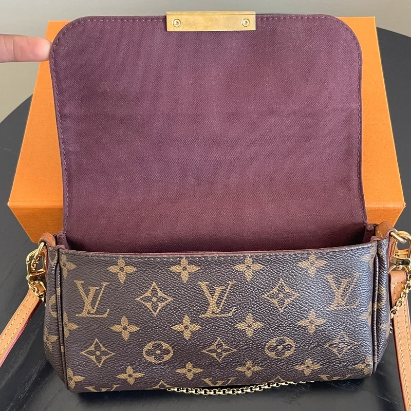 Louis Vuitton pochette Favorite monogram SAC DE LUXE DE SECONDE MAIN AUTHENTIQUE CERTIFICAT D'AUTHENTICITE ENTRUPY. SAC DE LUXE D'OCCASION PAS CHER. LOUIS VUITTON FULL SET