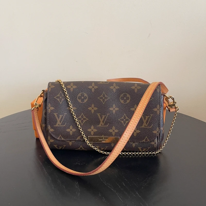Louis Vuitton pochette Favorite monogram SAC DE LUXE DE SECONDE MAIN AUTHENTIQUE CERTIFICAT D'AUTHENTICITE ENTRUPY. SAC DE LUXE D'OCCASION PAS CHER. LOUIS VUITTON FULL SET