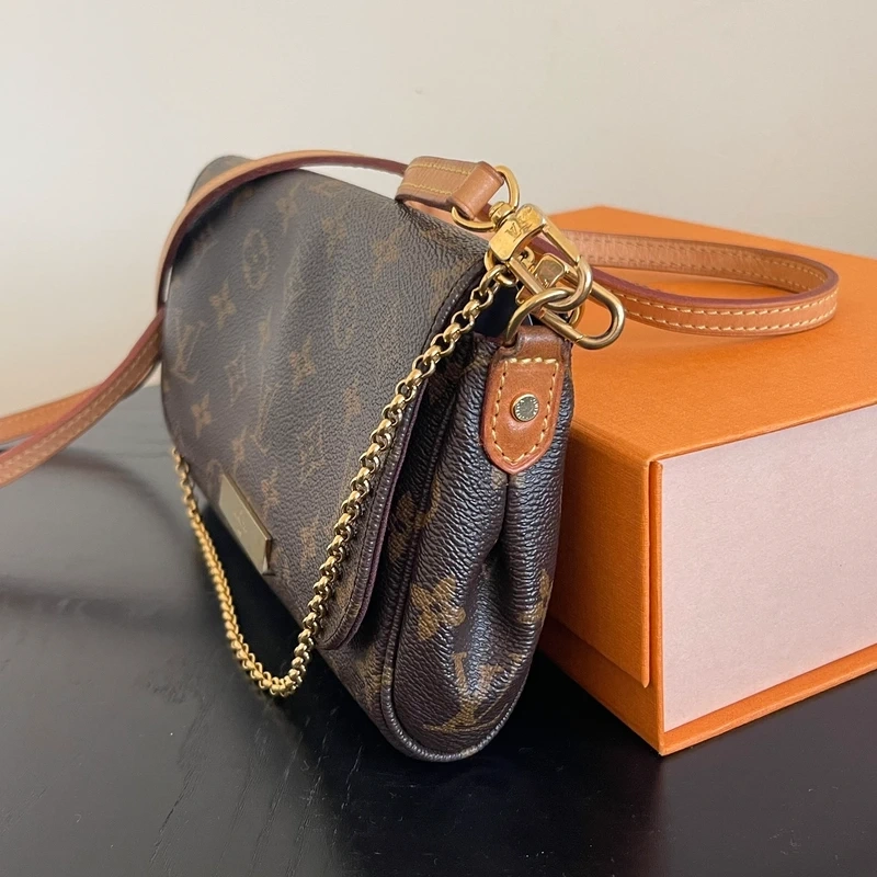 Louis Vuitton pochette Favorite monogram SAC DE LUXE DE SECONDE MAIN AUTHENTIQUE CERTIFICAT D'AUTHENTICITE ENTRUPY. SAC DE LUXE D'OCCASION PAS CHER. LOUIS VUITTON FULL SET