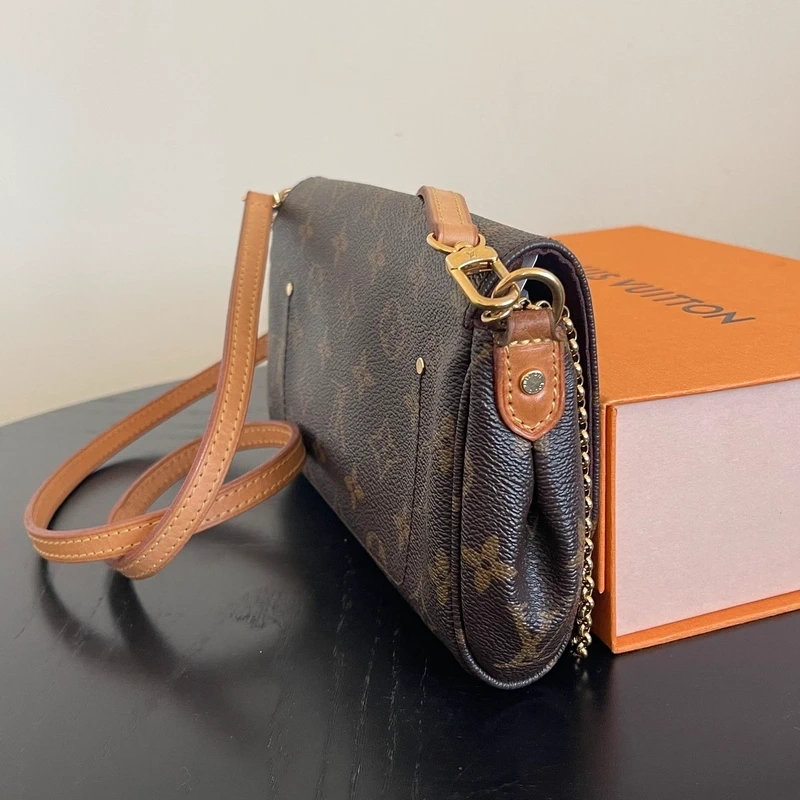 Louis Vuitton pochette Favorite monogram SAC DE LUXE DE SECONDE MAIN AUTHENTIQUE CERTIFICAT D'AUTHENTICITE ENTRUPY. SAC DE LUXE D'OCCASION PAS CHER. LOUIS VUITTON FULL SET