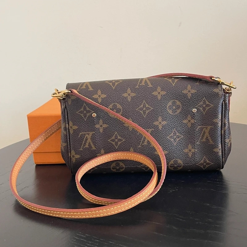 Louis Vuitton pochette Favorite monogram SAC DE LUXE DE SECONDE MAIN AUTHENTIQUE CERTIFICAT D'AUTHENTICITE ENTRUPY. SAC DE LUXE D'OCCASION PAS CHER. LOUIS VUITTON FULL SET