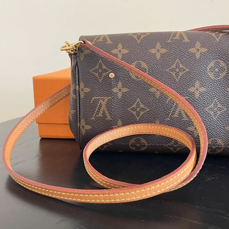 Louis Vuitton pochette Favorite monogram SAC DE LUXE DE SECONDE MAIN AUTHENTIQUE CERTIFICAT D'AUTHENTICITE ENTRUPY. SAC DE LUXE D'OCCASION PAS CHER. LOUIS VUITTON FULL SET