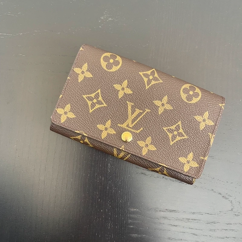 LOUIS VUITTON portefeuille bifold monogram LUXE DE SECONDE MAIN AUTHENTIQUE CERTIFICAT D'AUTHENTICITE ENTRUPY. SAC DE LUXE D'OCCASION PAS CHER LOUIS VUITTON FULL SET.