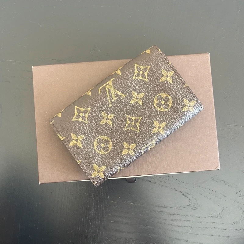 LOUIS VUITTON portefeuille bifold monogram LUXE DE SECONDE MAIN AUTHENTIQUE CERTIFICAT D'AUTHENTICITE ENTRUPY. SAC DE LUXE D'OCCASION PAS CHER LOUIS VUITTON FULL SET.